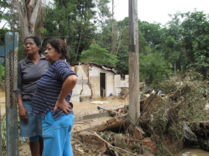 Casas ficaram destruídas após chuva em Teresópolis