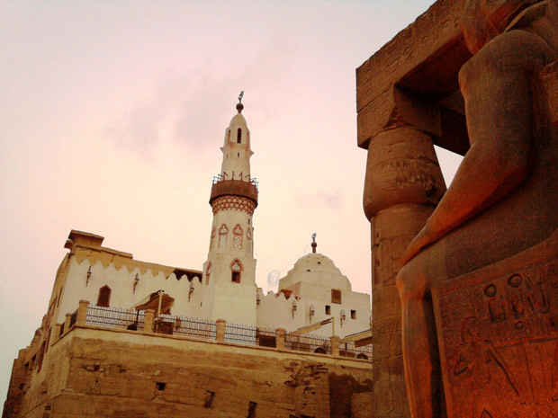 Mesquita construída sobre ruínas de templo do Egito Antigo, em Luxor