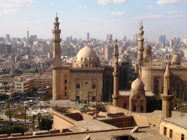Torres de minaretes de onde partem o chamado para as cinco orações diárias dominam paisagem na capital do Egito