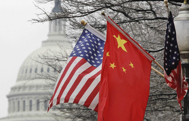 Bandeiras dos EUA e da China são vistas nesta terça-feira (18) em Washington.