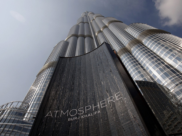 A mais alta torre do mundo é vista durante a inauguração do "At.Mosphere", o mais alto restaurante do mundo, em Dubai.  (Foto: Reuters)