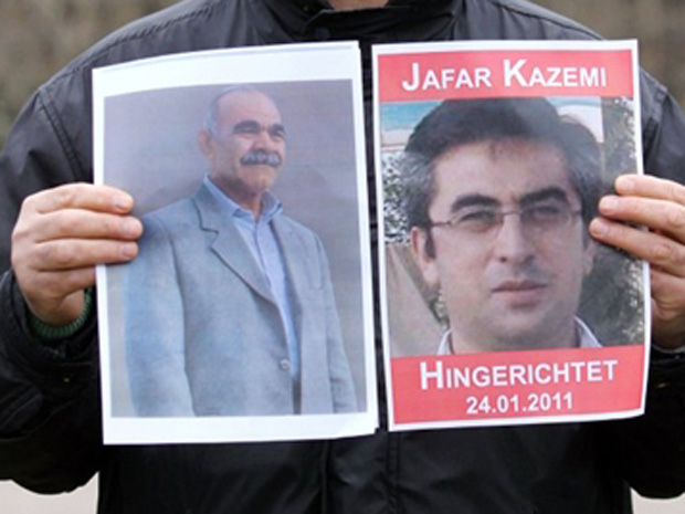 Com cartaz com nome das vítimas, manifestante protestam nesta segunda-feira (24) em  Hamburgo, na Alemanha, contra a execução.