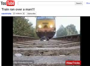 Trem se aproxima enquanto homem permanece deitado entre os trilhos