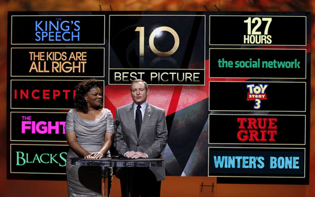 A atriz Mo'Nique e o presidente da Academia Tom Sherak anunciam os dez indicados na categoria melhor filme