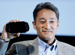 Kaz Hirai, presidente da Sony, mostra protótipo de videogame portátil