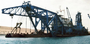 Embarcação no Canal de Suez, uma das mais importante hidrovias do mundo, no Egito