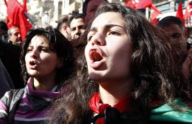Mulheres gritam slogans contra o governo em protesto nesta sexta-feira (28) em Amã, na Jordânia