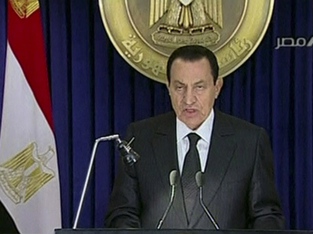O presidente egípcio, Hosni Mubarak, durante a transmissão do seu discurso em cadeia nacional