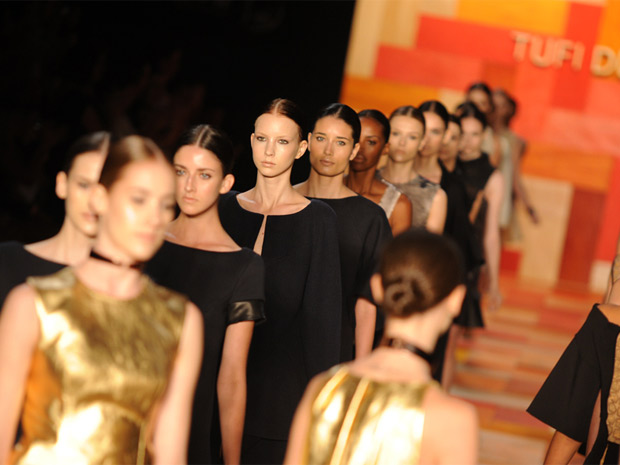 Encerramento do desfile de Tufi Duek na São Paulo Fashion Week