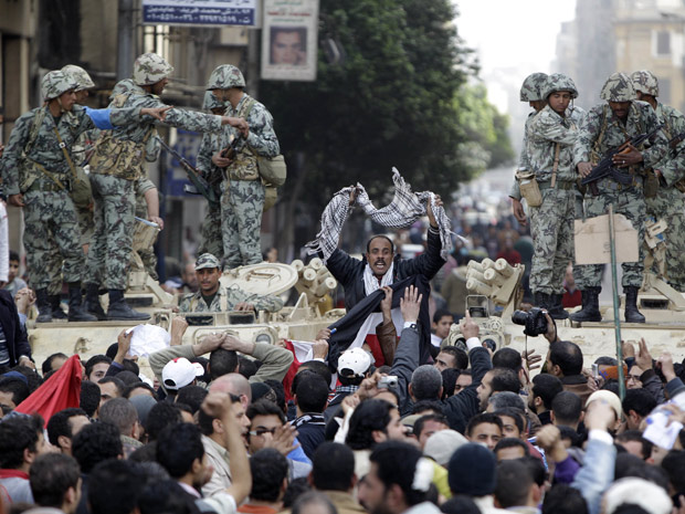Manifestante sobe em tanque de guerra em protesto no Egito