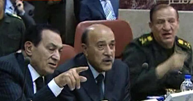 Hosni Mubarak (à esquerada) e o viice-presidente Omar Suleiman (centro) em reunião no Cairo