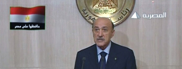 O vice-presidente do Egito, Omar Suleiman, fala na TV estatal na noite desta segunda-feira (31)