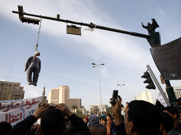 Boneco representando Hosni Mubarak é 'enforcado' nesta terça-feira (1º) na Praça Tahir, no centro do Cairo 