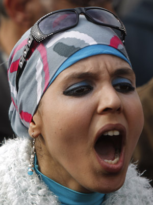 Manifestante grita durante protesto nesta terça (1º) no Cairo