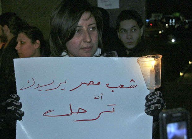 Jovem síria protesta em solidariedade ao povo egípcio, em Damasco, nesta segunda-feira (31)
