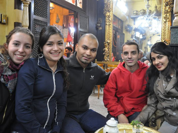 Foto do brasileiro Rodrigo Paulo da Silva no Egito, com amigos de diversas nacionalidades - todos membros da AIESEC, organização que fomenta estágios internacionais para jovens.