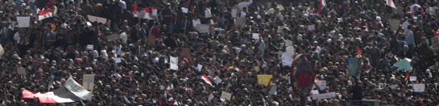 Manifestantes tomam as ruas do Cairo nesta terça-feira (1º)