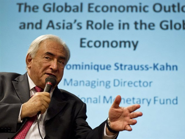 O diretor do Fundo Monetário Internacional (FMI) Dominique Strauss-Kahn, gesticula em declaração dada nesta terça-feira, em Cingapura.
