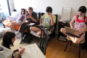 Grupo conversa para decidir como desenvolver o game (Foto: Arquivo Pessoal)