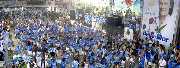 O Rei acenou para as cerca de 3 mil pessoas que lotaram a quadra da escola de Nilópolis (Foto: Rodrigo Vianna / G1)