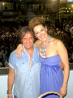 A atriz Cláudia Raia recebeu o Rei no camarote da Beija-Flor (Foto: Rodrigo Vianna / G1)