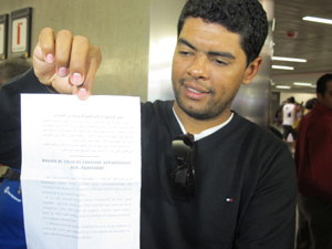 Repórter mostra documento que teve de assinar antes de deixar o país (Foto: Roberta Steganha/G1)