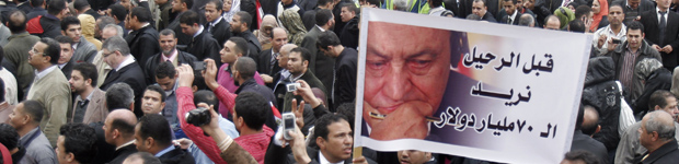 Manifestantes protestam contra Mubarak nesta quinta-feira (10) na Praça Tahrir, no Cairo (Foto: AP)