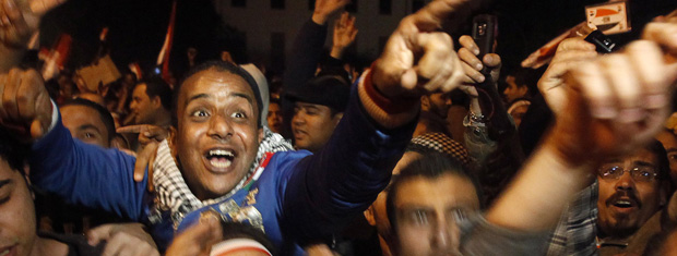 Egípcios comemoram, na Praça Tahrir, no Cairo, a renúncia de Mubarak nesta sexta-feira (11) (Foto: AP)