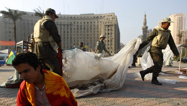 Militares removem barracas da praça Tahrir, foco de protestos no Cairo (Yannis Behrakis / Reuters)