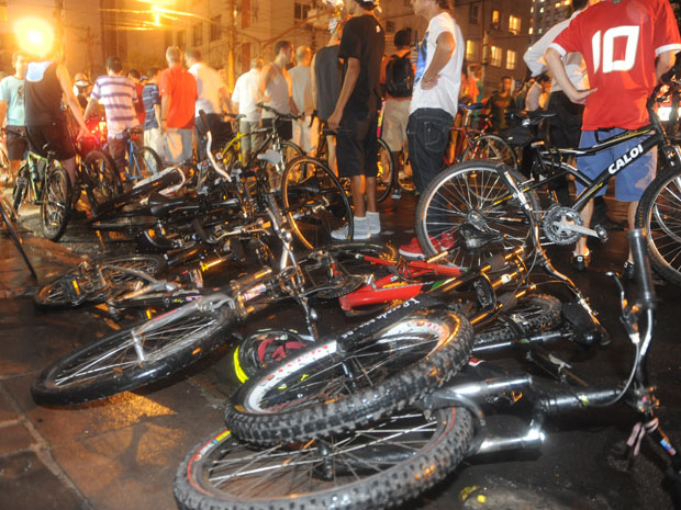 Doze ciclistas foram levadas ao Hospital de Pronto Socorro (Foto: Ricardo Duarte/Agência RBS)