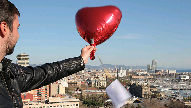Lucas joga um balão com ingresso para o teatro no céu de Barcelona (Foto: Divulgação)