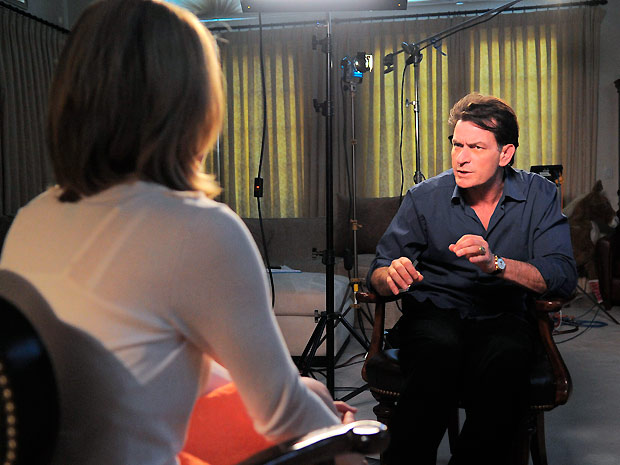 O ator Charlie Sheen conversa com a apresentadora da ABC News, Andrea Canning, para o programa "20/20" (Foto: Reuters)