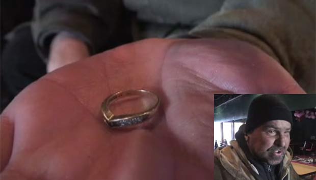 Sem-teto Michael Secaur recebeu um anel junto com moedas. (Foto: Reprodução)