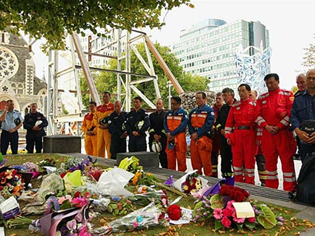 Nova Zelândia respeita dois minutos de silêncio em respeitos aos mais de 150 mortos deixados pelo forte terremoto que atingiu Christchurch. (Foto: Spencer Cameron / AFP Photo)