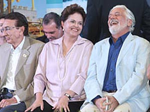 A presidente Dilma Rousseff entre o governador da Bahia, Jaques Wagner (dir.), e o ministro de Minas e Energia, Edison Lobão, em evento em Salvador nesta terça-feira (Foto: Edgar de Souza/G1)