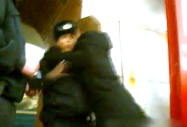 Membros do grupo atacaram os policiais com beijos no metrô de Moscou. (Foto: Reprodução)