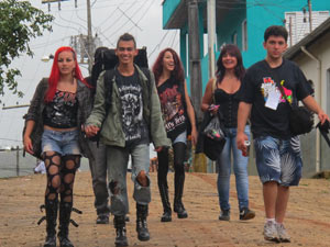 Jovens de banda do interior de Minas chegam para carnaval do rock (Foto: Tahiane Stochero/G1)