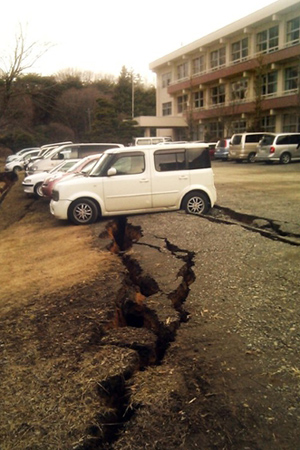 Carros em estrada danificada pelo tremor na cidade de Yabuki nesta sexta-feira (11) (Foto: AFP)