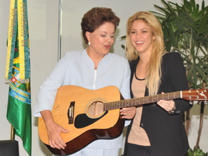 Presidente Dilma recebeu um violão da cantora Shakira nesta quinta-feira (17) (Foto: Valter Campanato/ABr)