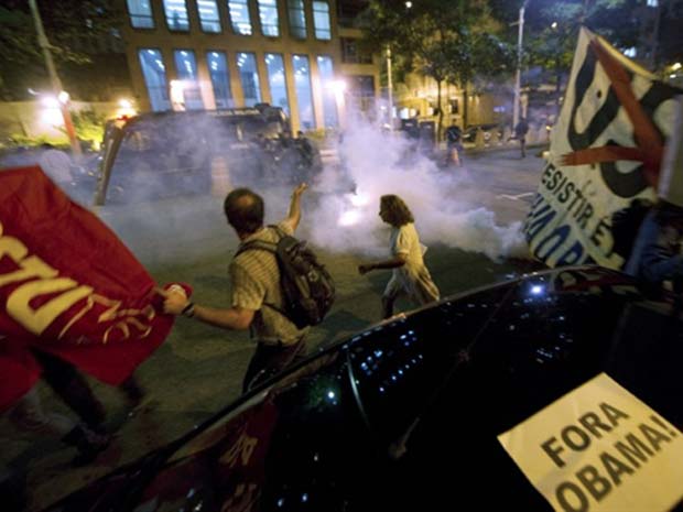 Polícia reprime manisfestantes em protesto contra Obama no Rio (Foto: Antonio Scorza/AFP)