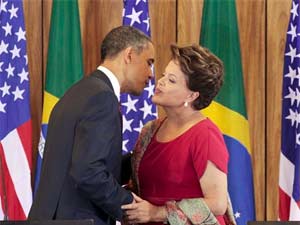 Dilma Roussef e Barack Obama, durante encontro em Brasília (Foto: AP)