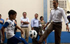 Obama bate bola e vê show de capoeira (Shana Reis/Governo do Rio)
