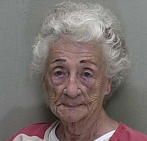 Helen Staudinger atirou contra a casa do vizinho porque ele não quis beijá-la. (Foto: Reuters)
