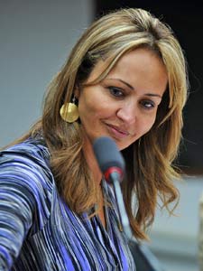 A deputada Jaqueline Roriz (PMN-DF) em reunião na Câmara no dia 22 de fevereiro (Foto: Brizza Cavalcante/Agência Câmara)