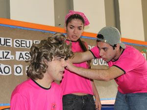 Cena da peça que trata do tema bullying (Foto: Divulgação)
