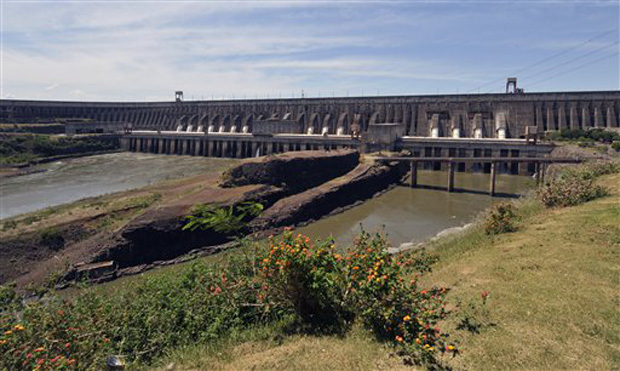 Usina hidroelétrica de Itaipu, na fronteira entre Brasil e Paraguai (Foto: AP)