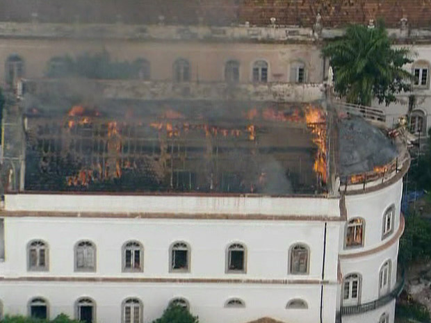 Incêndio atinge capela da UFRJ (Foto: Reprodução/Globo News)