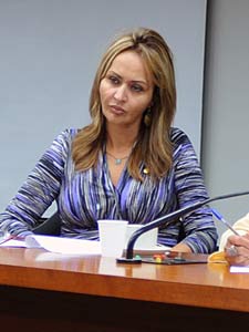 A deputada Jaqueline Roriz (PMN-DF) em comissão da Câmara no dia 22 de fevereiro (Foto: Brizza Cavalcante/Agência Câmara)