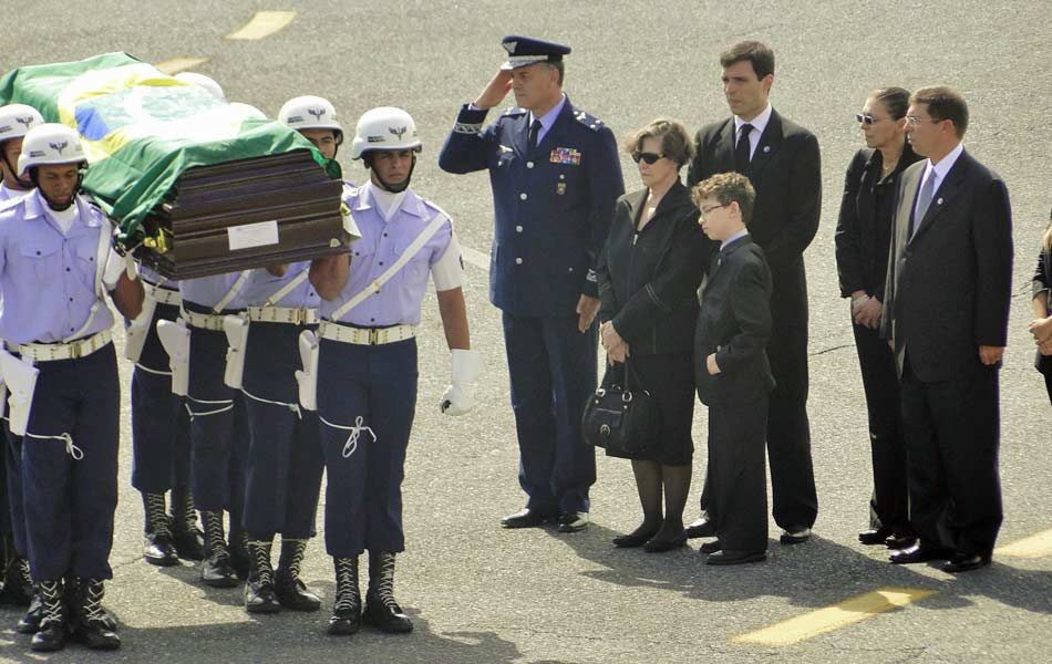Caixão com corpo de Alencar é desembarcado na base aérea de Belo Horizonte (Foto: Flávia Crisini/G1)