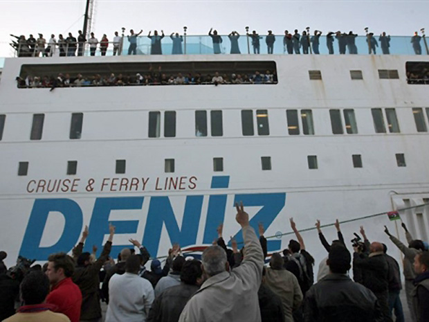 Líbios dão boas-vindas a navio turco que chega de Misrata no porto de Benghazi para evacuar feridos (Foto: Mahmud Hams/AFP)